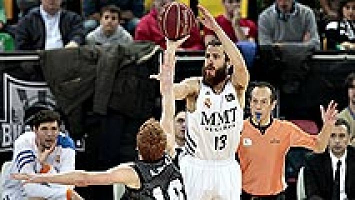 El Real Madrid le hace pasillo a los jugadores del Bilbao Basket