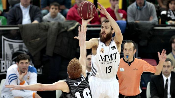 Baloncesto en RTVE - El Real Madrid le hace pasillo a los jugadores del Bilbao Basket