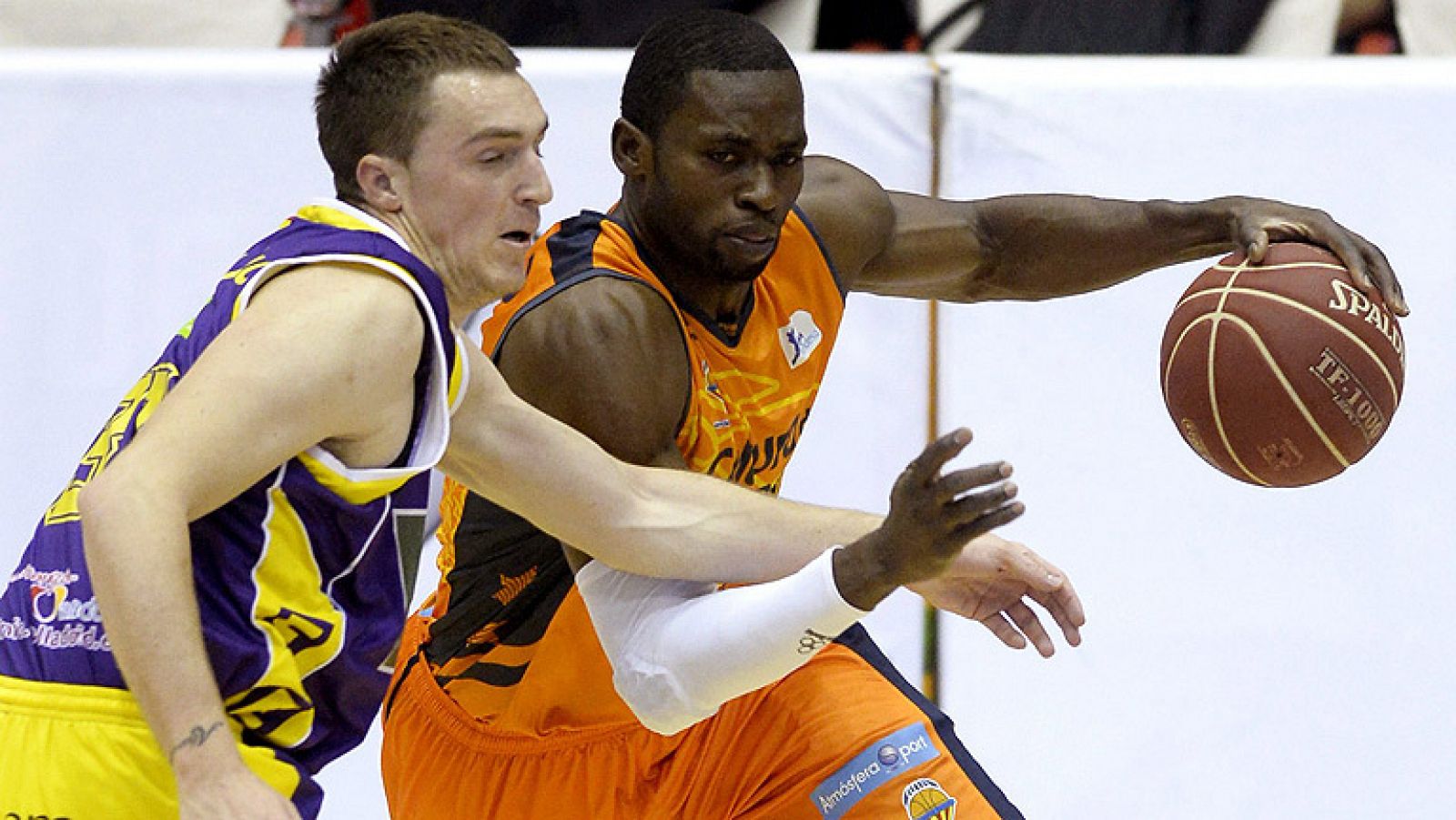 El Valencia tumbó al Valladolid en la recta final del partido gracias a los puntos de Dubljevic.