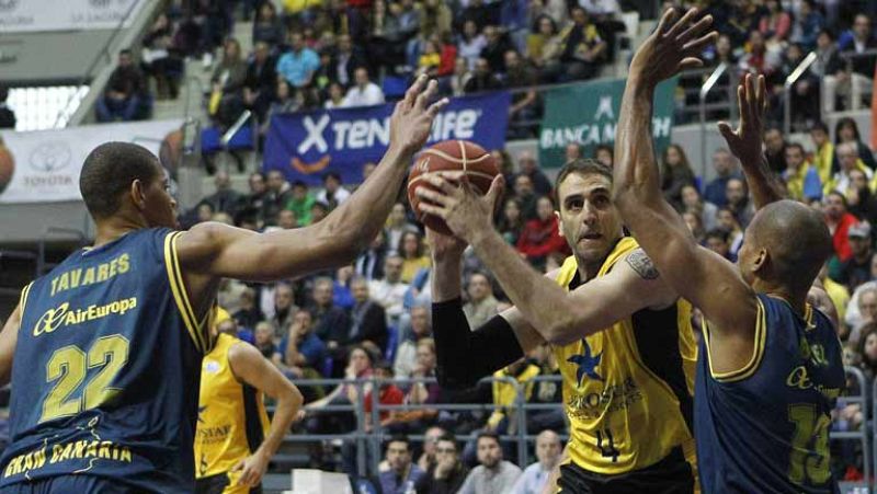 El Iberostar Tenerife se reencontró con la victoria tras imponerse a un Herbalife Gran Canaria que llegó a ganar por 17 puntos pero que vio como su rival remontaba para acabar llevándose el triunfo (72-68)
