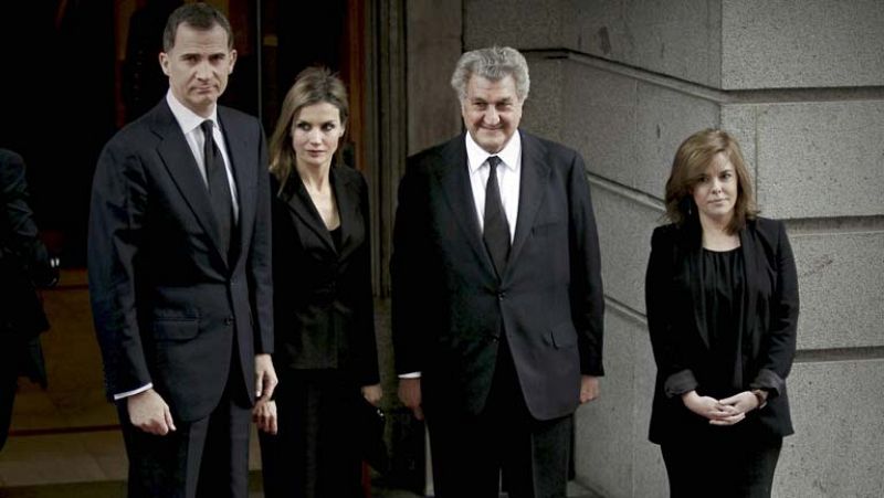 Los Príncipes de Asturias despiden a Adolfo Suárez después de asistir al funeral del alcalde de Bilbao