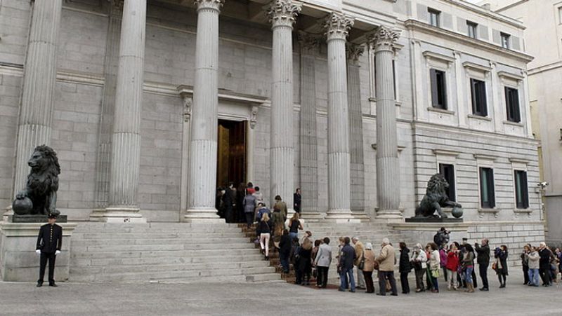 Miles de personas acuden al Congreso para despedir a Adolfo Suárez 