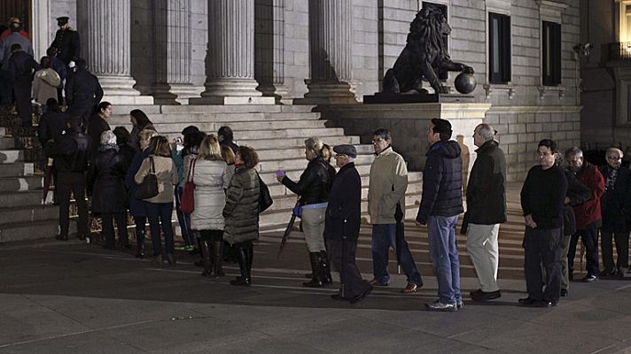 Miles de ciudadanos despiden a Suárez