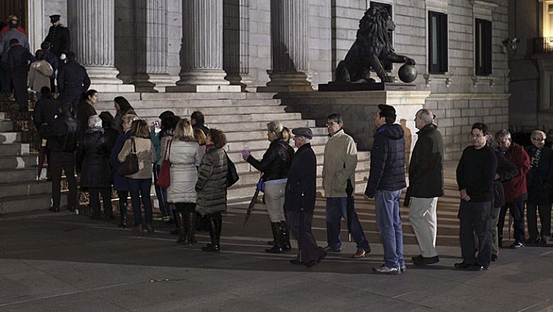 Colas kilométricas de ciudadanos que acuden a despedir a Adolfo Suárez al Congreso 