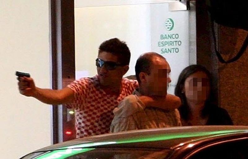 La policía portuguesa ha matado a uno de los asaltantes y el otro está herido tras el tiroteo que ha puesto fin a un asalto con rehenes en un banco de Lisboa. 