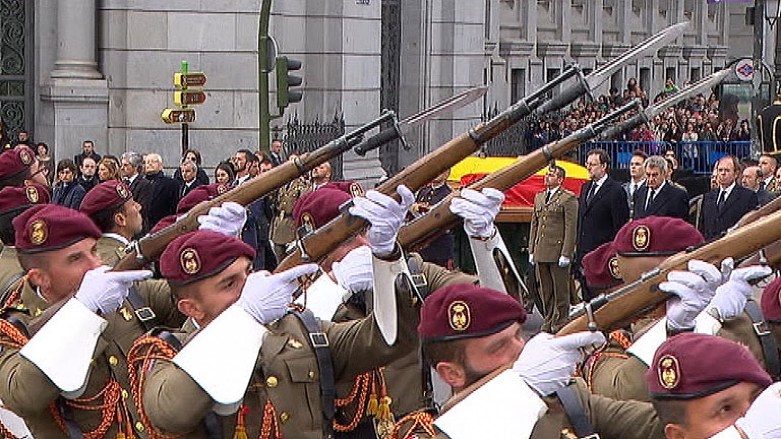 Salvas y aplausos en honor de Adolfo Suárez