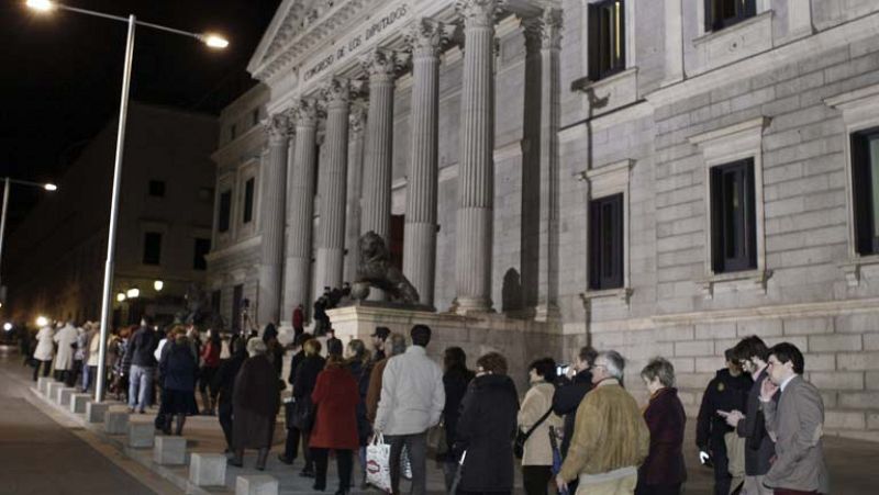 Alrededor de 30.000 personas han pasado por la capilla ardiente de Adolfo Suárez, en casi 24 horas