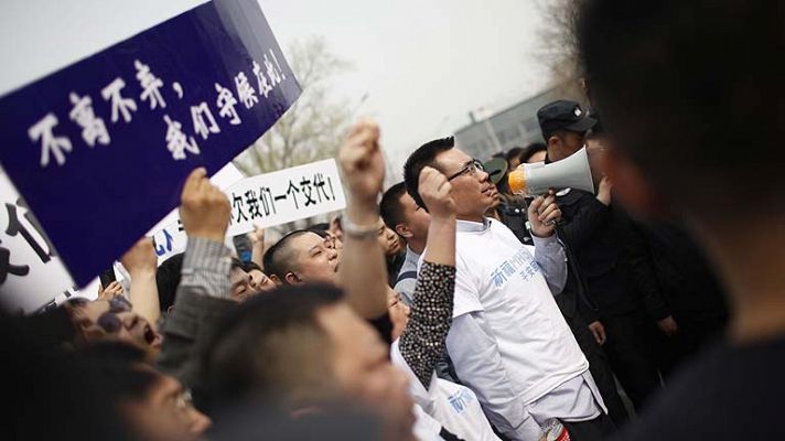 Protesta de los familiares del MH370 en la embajada malasia
