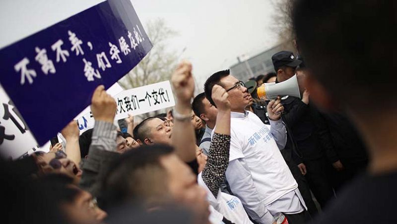 Los familiares de las víctimas chinas del vuelo MH370 protesan ante la embajada de Malasia