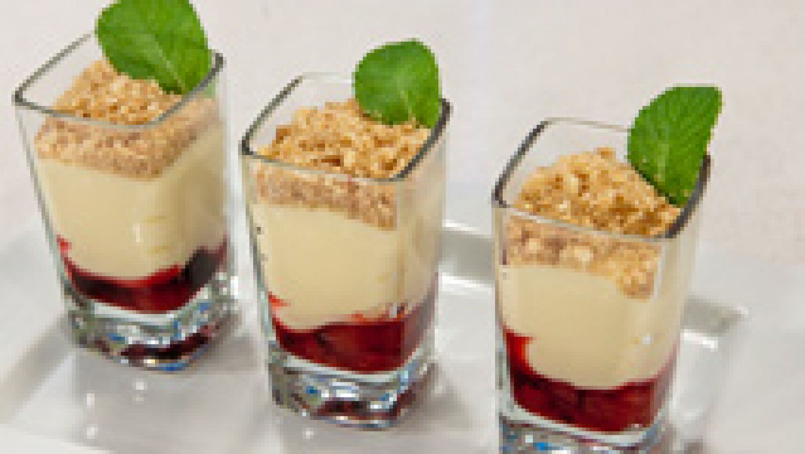 Vaso de queso y salsa de grosellas