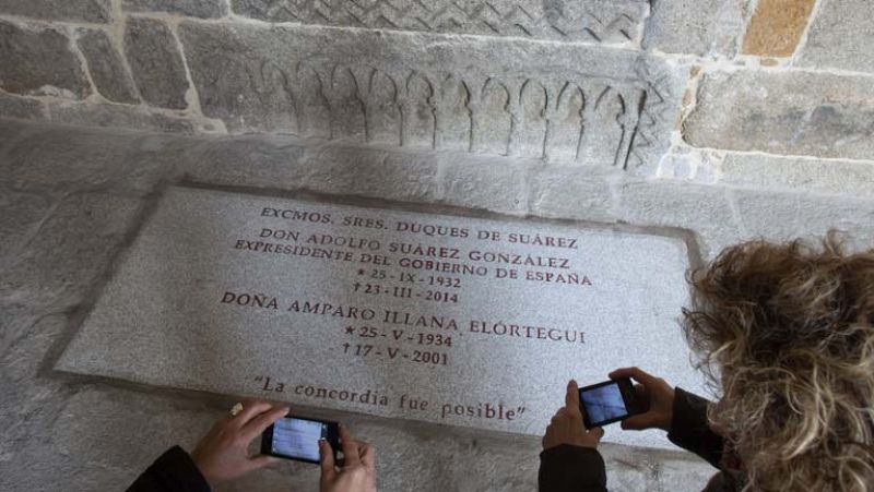 Vecinos y amigos visitan la Catedral de Ávila donde yace Adolfo Suárez junto a su mujer 