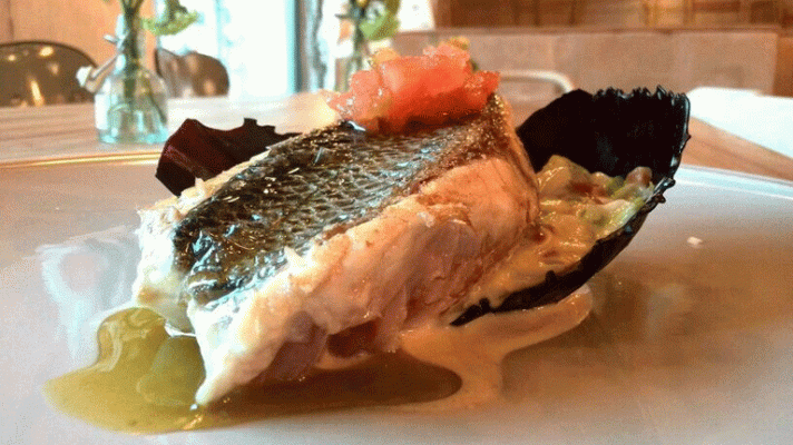 Dorada con crema de puerro y cebolleta