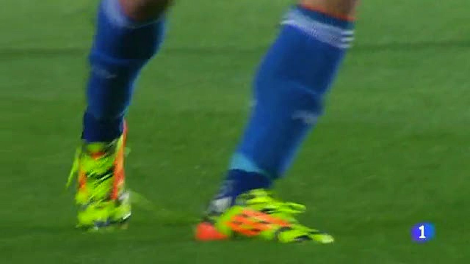 Telediario 1: El 2-1 sorprende a Bale fuera del campo cambiando sus botas | RTVE Play