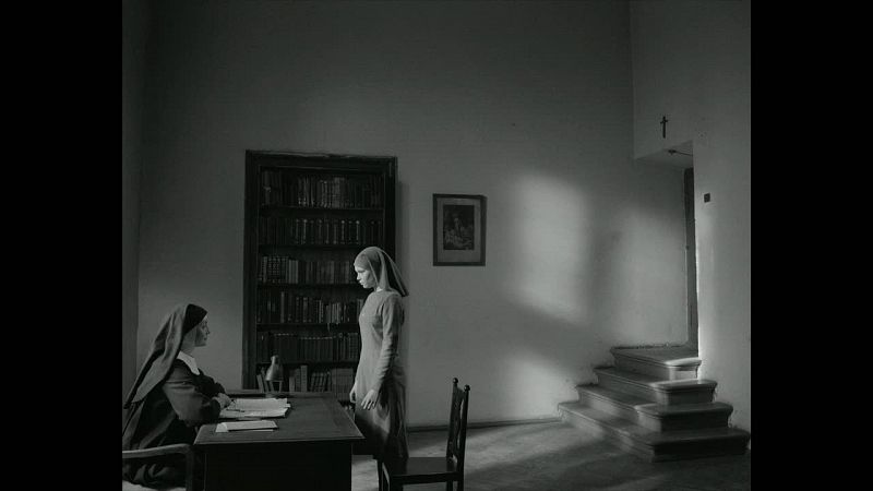  Polonia, 1960. Anna, una joven novicia que está a punto de hacerse monja, descubre un oscuro secreto de familia que data de la terrible época de la ocupación nazi.