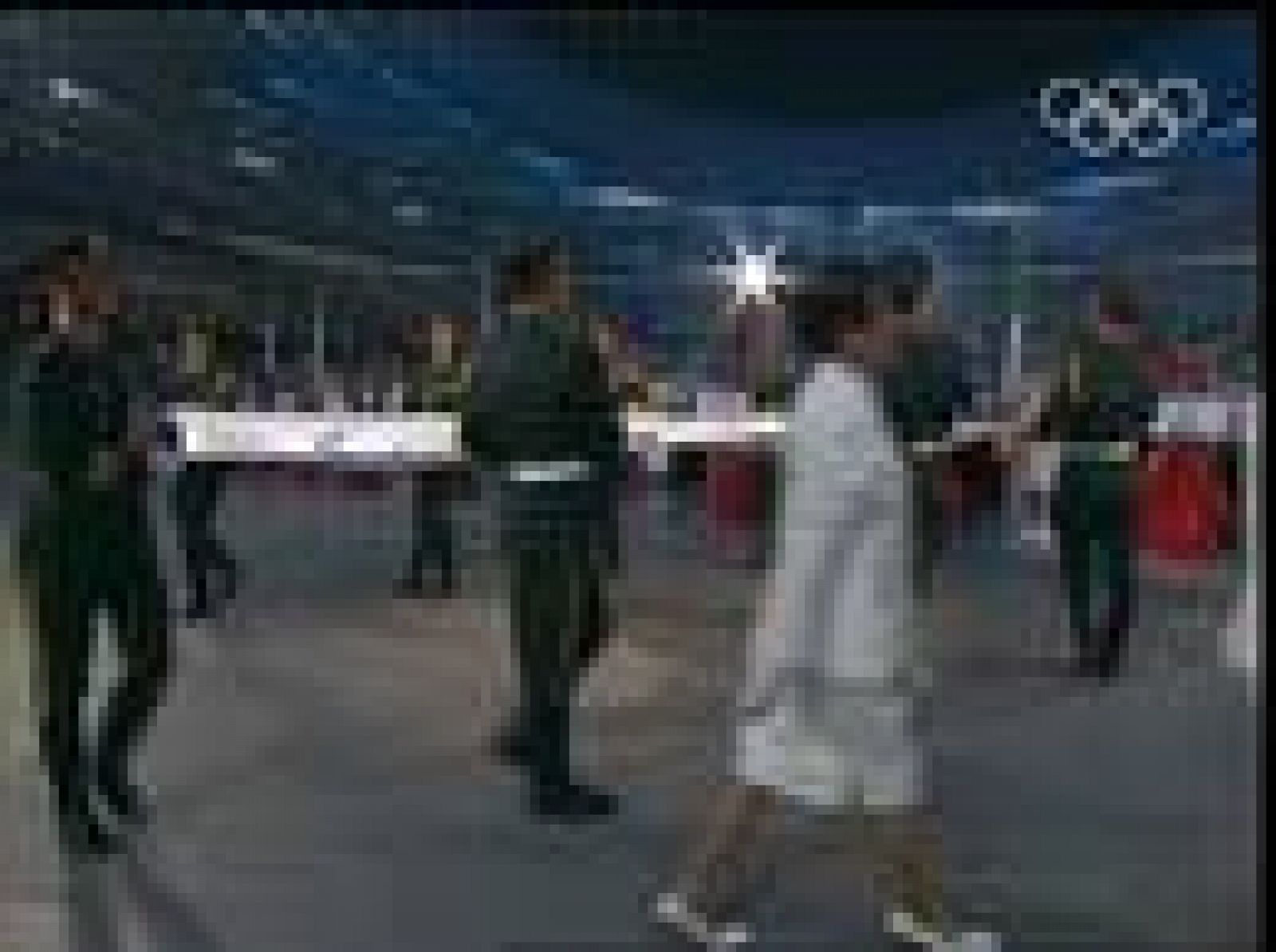 Emocionante izado de la bandera olímpica - RTVE.es