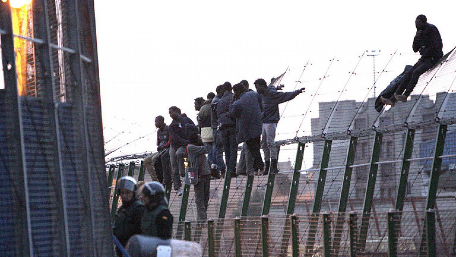 Telediario 1: Cientos de inmigrantes subsaharianos intentan entrar en Melilla en distintos grupos | RTVE Play