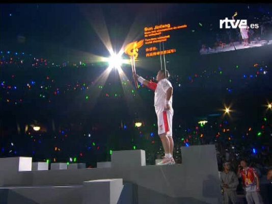  - Li Ning enciende el pebetero