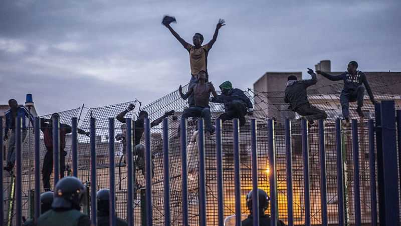 Unos 800 inmigrantes intentan entrar en Melilla saltando la valla