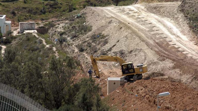 Comienzan las obras de un gran foso en el lado marroquí de la valla de Melilla 