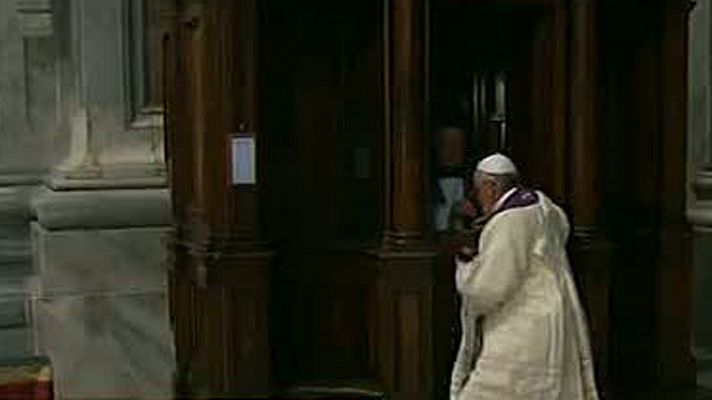 El papa Francisco se confiesa de rodillas en el Vaticano