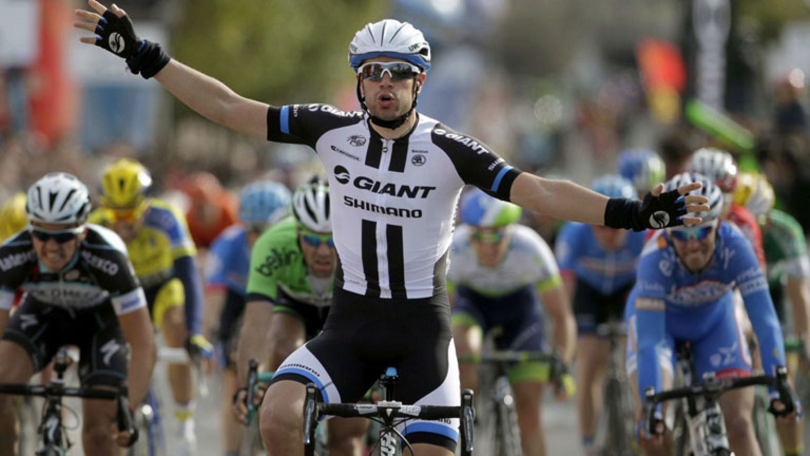 El esloveno Luka Mezgec (Giant-Shimano) ganó este viernes la quinta etapa de la Volta a Cataluña, entre Llanars y Valls, la tercera en su cuenta particular, en una jornada en la que el líder de la prueba, el español Joaquim 'Purito' Rodríguez, mantuvo la ventaja sobre sus perseguidores.