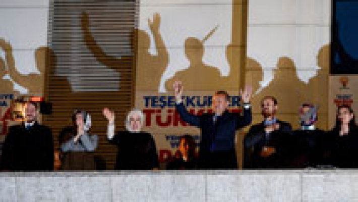 El primer ministro turco proclama a su partido vencedor en las elecciones municipales del país
