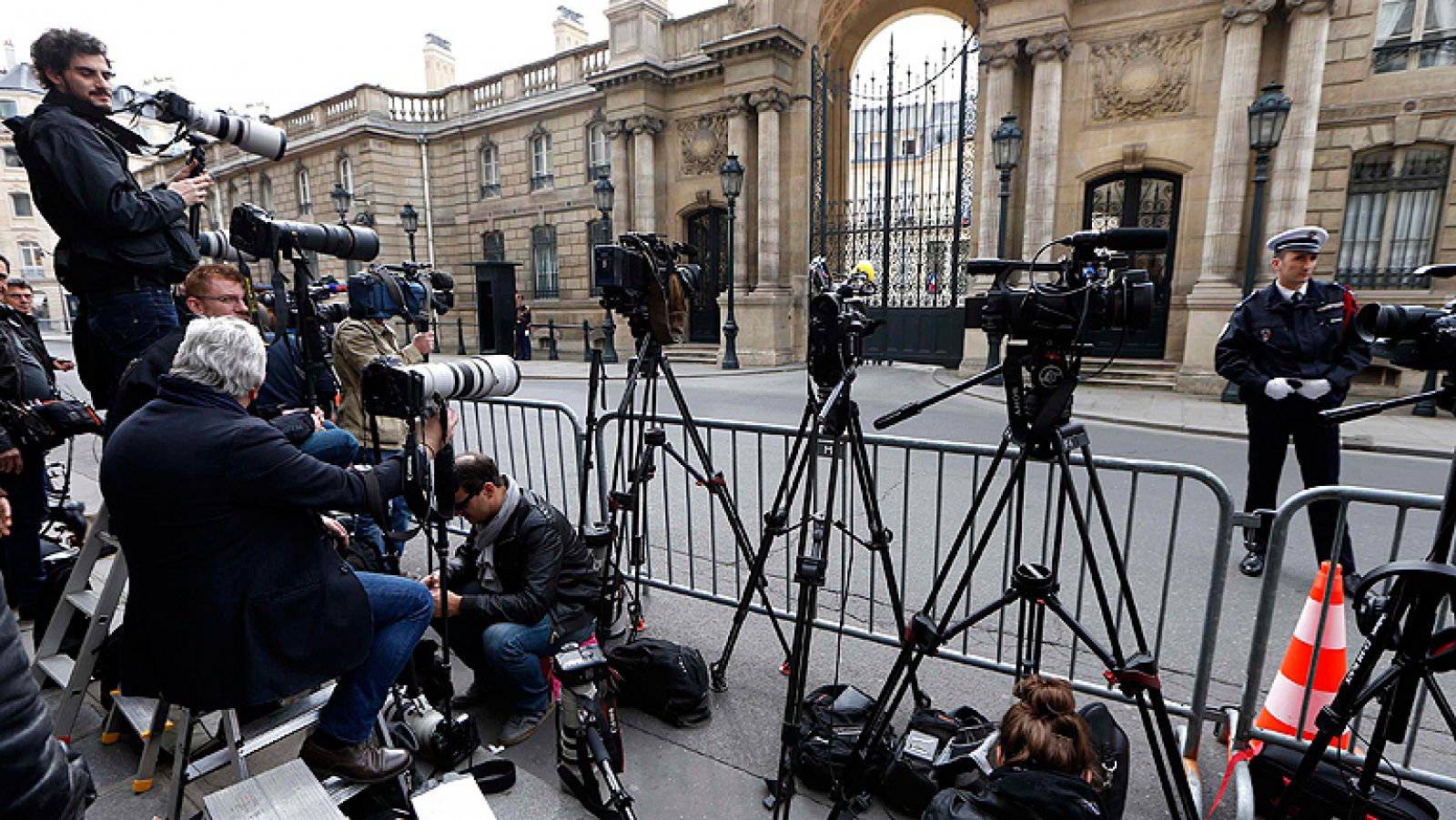 Informativo 24h: El varapalo de las municipales aboca a Hollande a una remodelación del Gobierno  | RTVE Play
