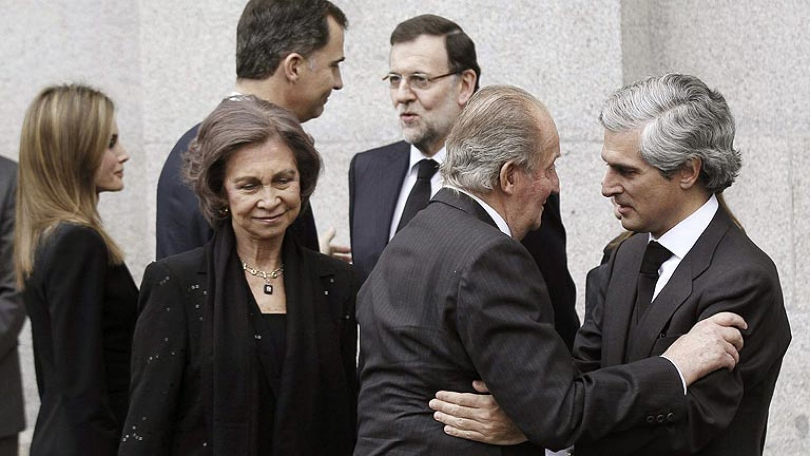 Los reyes, acompañados por los príncipes de Asturias, han presidido en la catedral madrileña de la Almudena el funeral de Estado por Adolfo Suárez, al que ha asistido el Gobierno casi al completo, todos los presidentes autonómicos y numerosos representantes extranjeros, ocho días después de la muerte del expresidente. Han asistido familiares y amigos de Suárez junto a los máximos responsables de las principales autoridades del Estado y los expresidentes del Gobierno Felipe González, José María Aznar y José Luis Rodríguez Zapatero. También han asistido el líder de la oposición, el socialista Alfredo Pérez Rubalcaba, portavoces parlamentarios, el presidente de la CEOE, Juan Rosell, exministros de los Gobiernos de Suárez y los "padres" de la Constitución Miquel Roca, Miguel Herrero y Rodríguez de Miñón y José Pedro Pérez Llorca. Entre los representantes extranjeros destacan un jefe de Estado, el ecuatoguineano Teodoro Obiang, y el presidente de la Comisión Europea, José Manuel Durao Barro