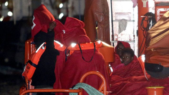 Informativo 24h - Llega a la isla de Alborán, en Almería, una patera con 51 inmigrantes