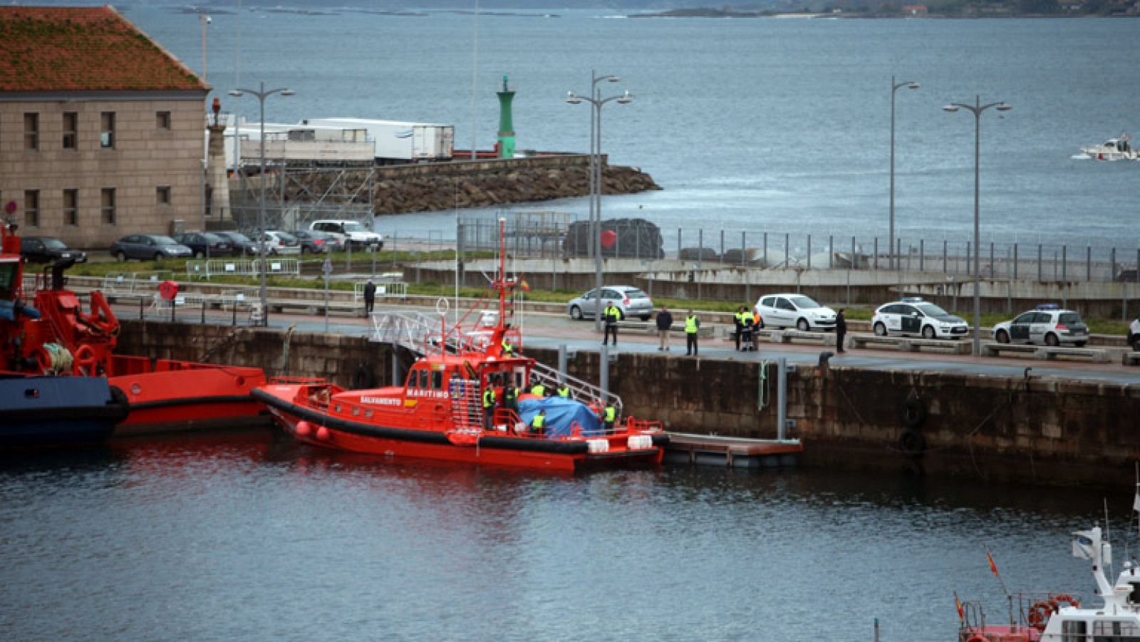 Telediario 1: Tres muertos y dos desaparecidos al chocar un pesquero y un mercante en la Ría de Vigo | RTVE Play