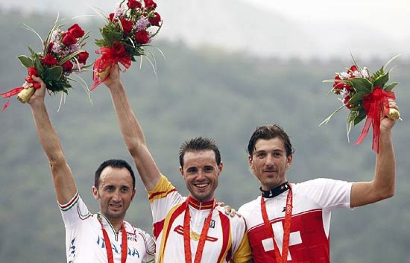   Samuel Sánchez coloca el primer oro español en el medallero.