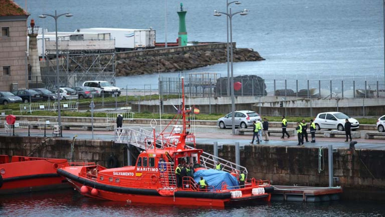 Tres personas muertas y dos desaparecidas tras el choque de un pesquero contra un carguero, en Galicia 