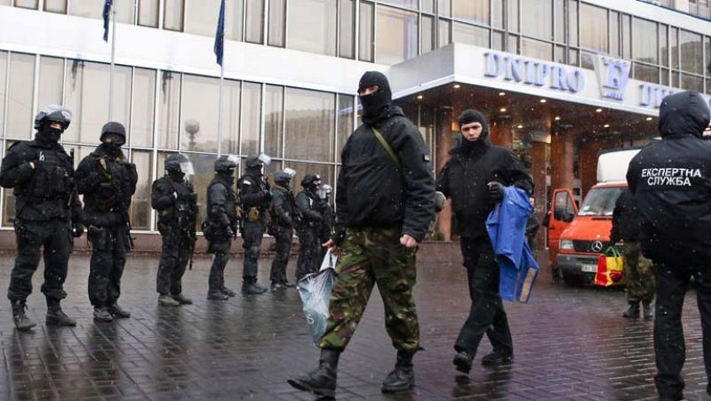 El gobierno de Kiev decide desarmar a los grupos extremistas que participaron en las protestas de Maidán