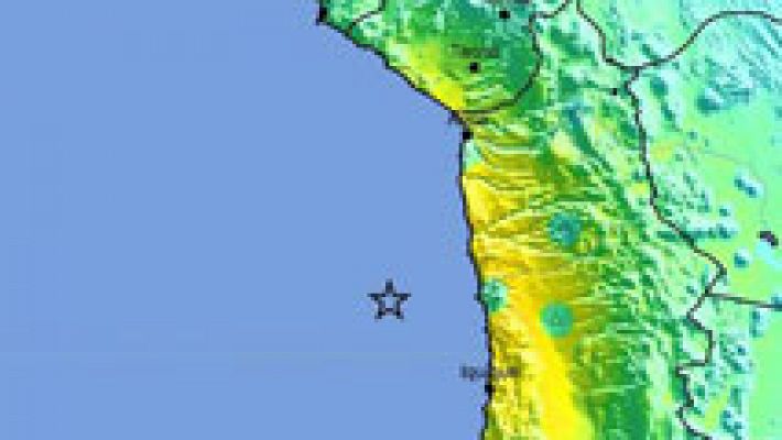 Chile y Perú evacúan sus costas ante un riesgo de tsunami que deja al menos cinco muertos