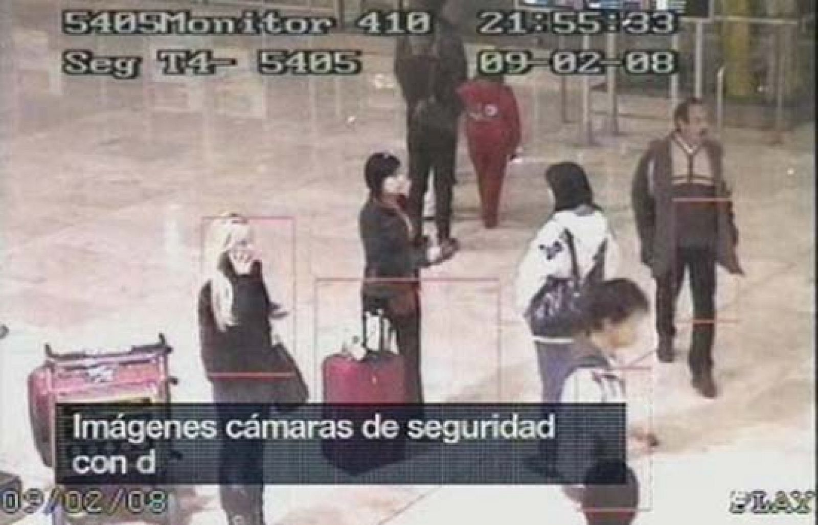 Imágenes de la llegada a Barajas de mujeres explotadas