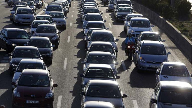 Diecisiete horas es el tiempo que pasaron de media en atascos los conductores españoles en 2013 