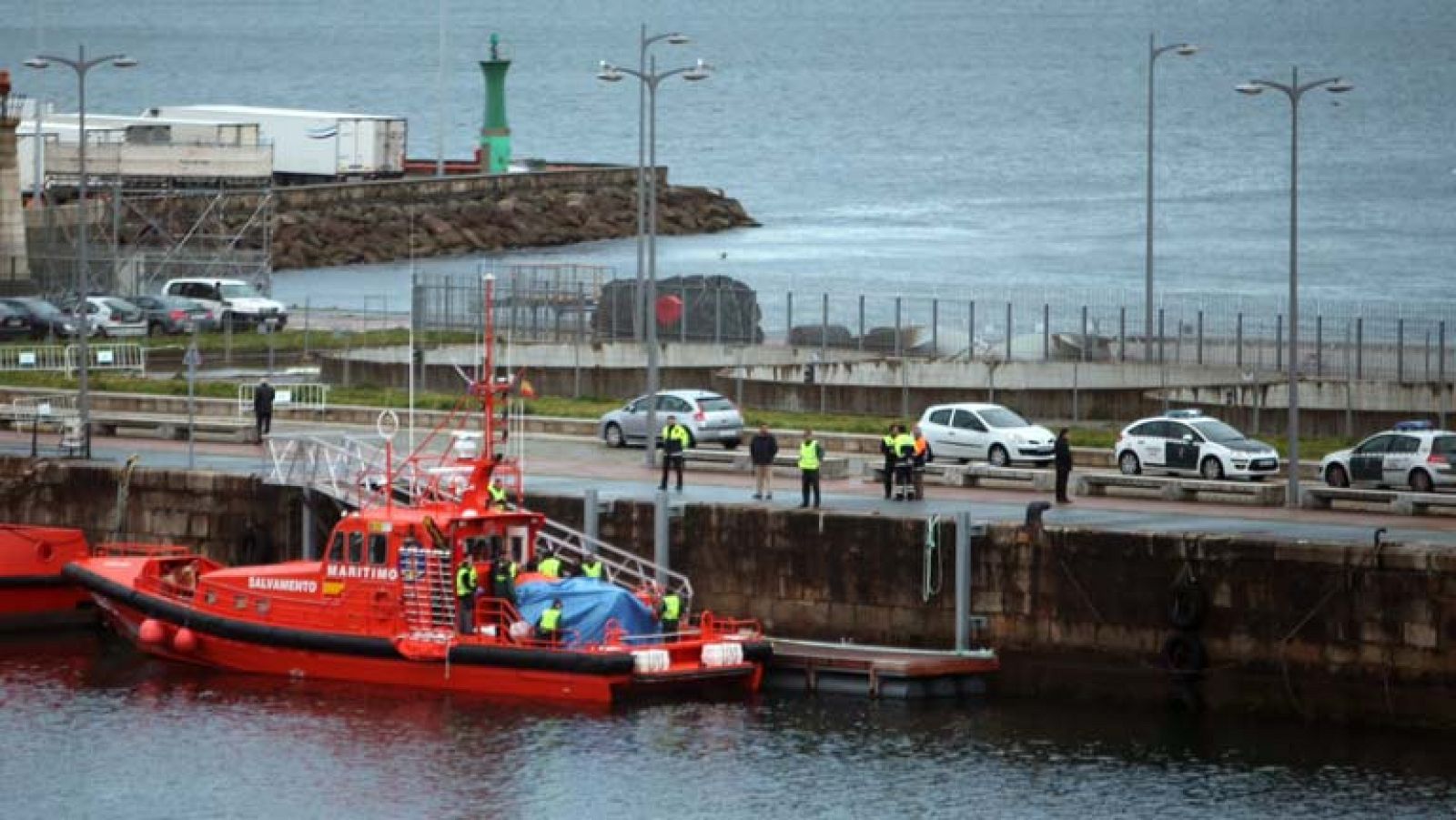 Telediario 1: Búsqueda de dos marineros tras un naufragio en Galicia | RTVE Play
