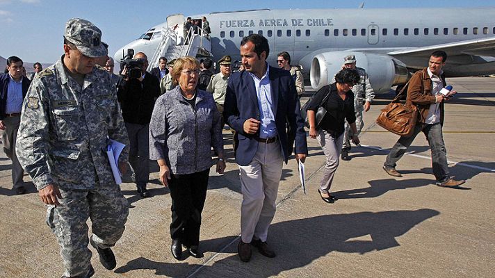 Telediario 1 - Bachelet viaja a la zona sacudida por el terremoto para evaluar los daños