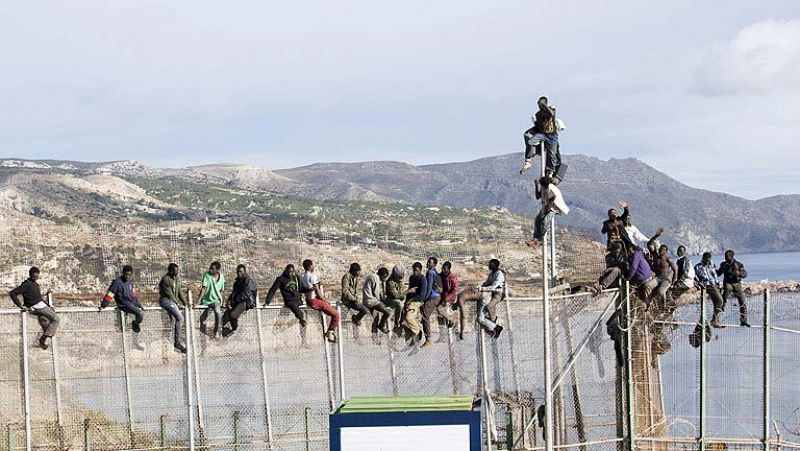 Unos 200 inmigrantes tratan de entrar en Melilla