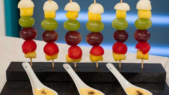 Brocheta de frutas con mahonesa de chocolate blanco
