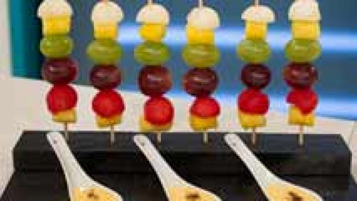 Brocheta de frutas con mahonesa de chocolate blanco