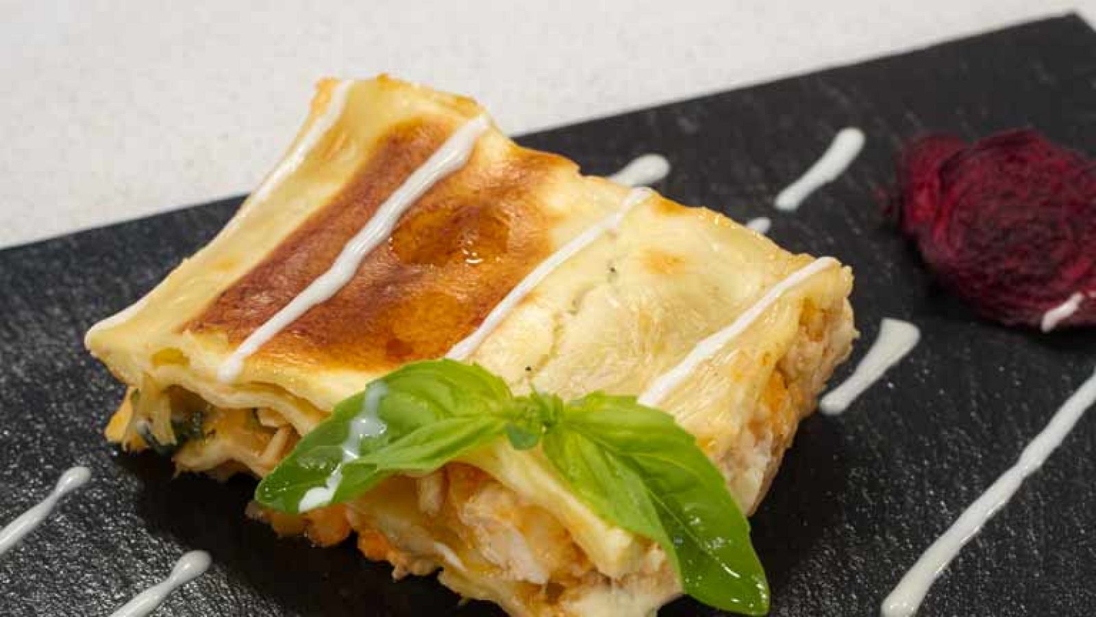 Lasaña de pollo con salsa mornay