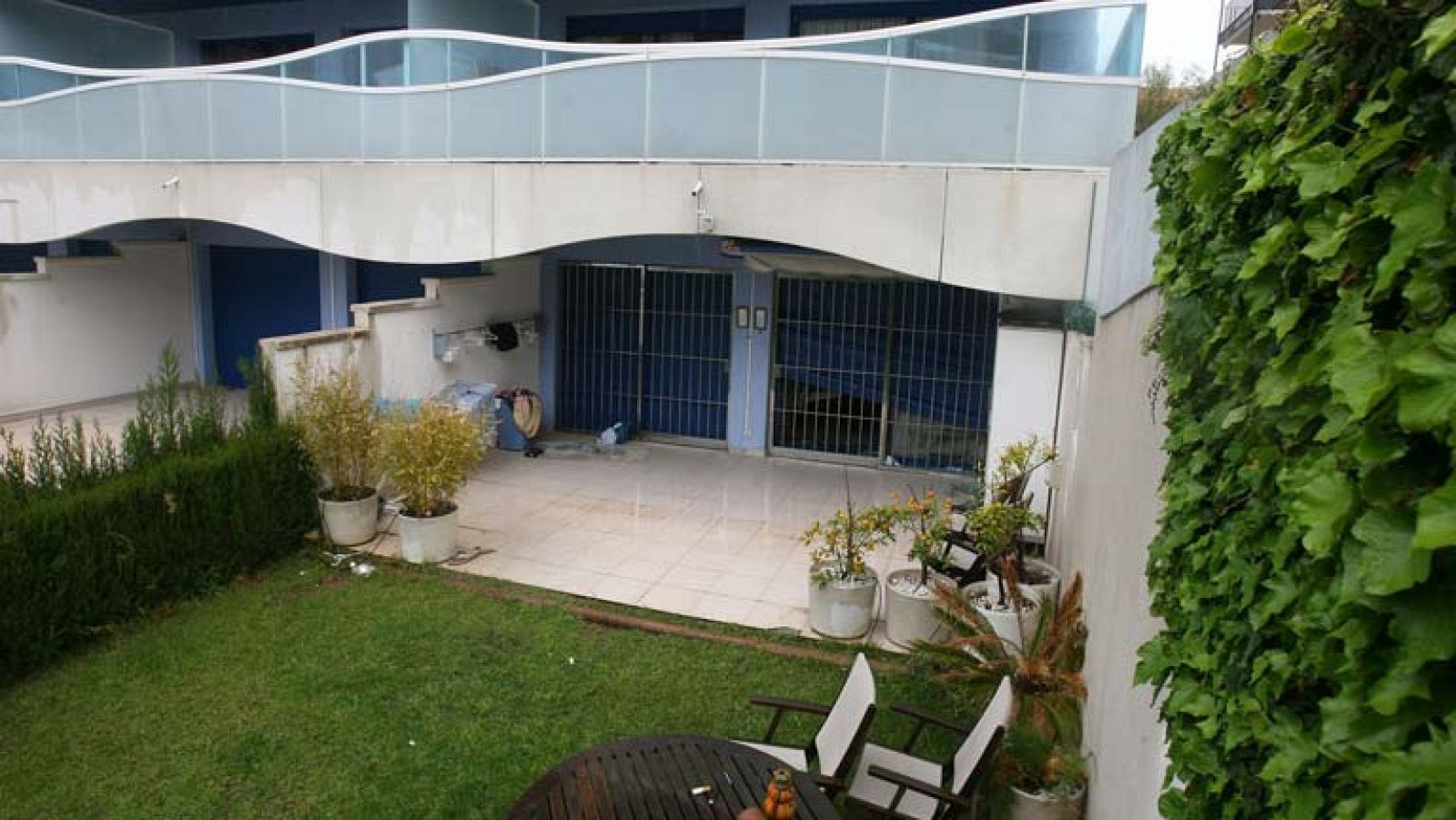 Los mossos reducen a un hombre que había agredido y apuñalado a su pareja 