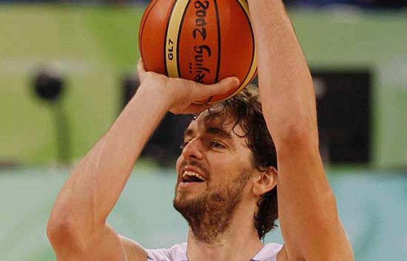 La selección española de baloncesto entra en acción en los recién inaugurados Juegos Olímpicos de Pekín. Su rival: Grecia. También se estrena en dobles nuestro flamante número uno de la ATP virtual: Rafa Nadal.