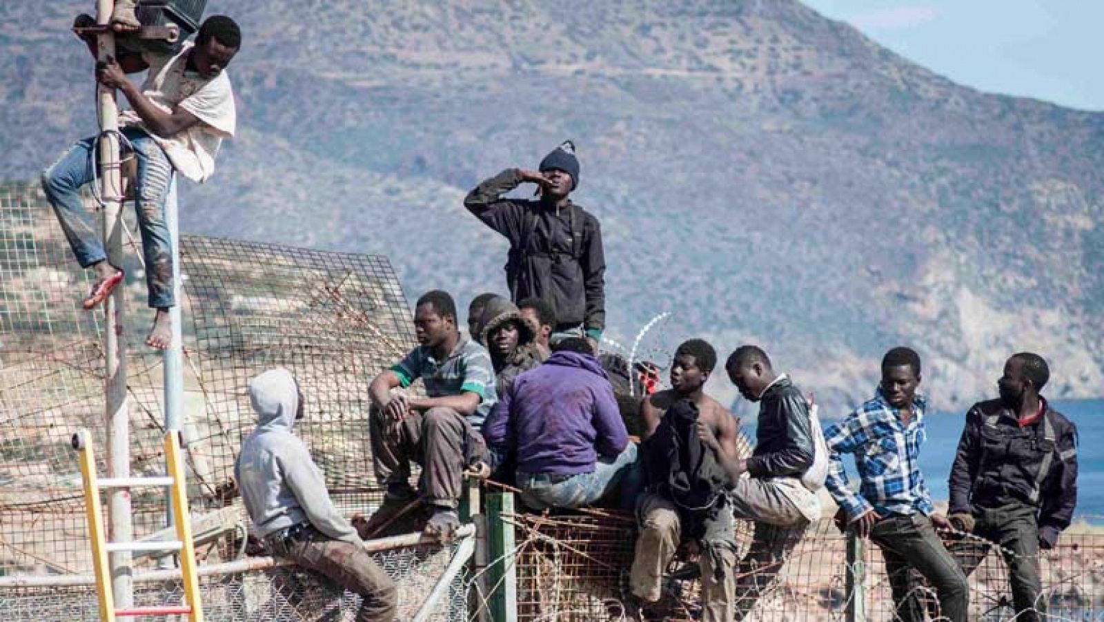 Dos inmigrantes aguantan diez horas subidos a la valla de Melilla