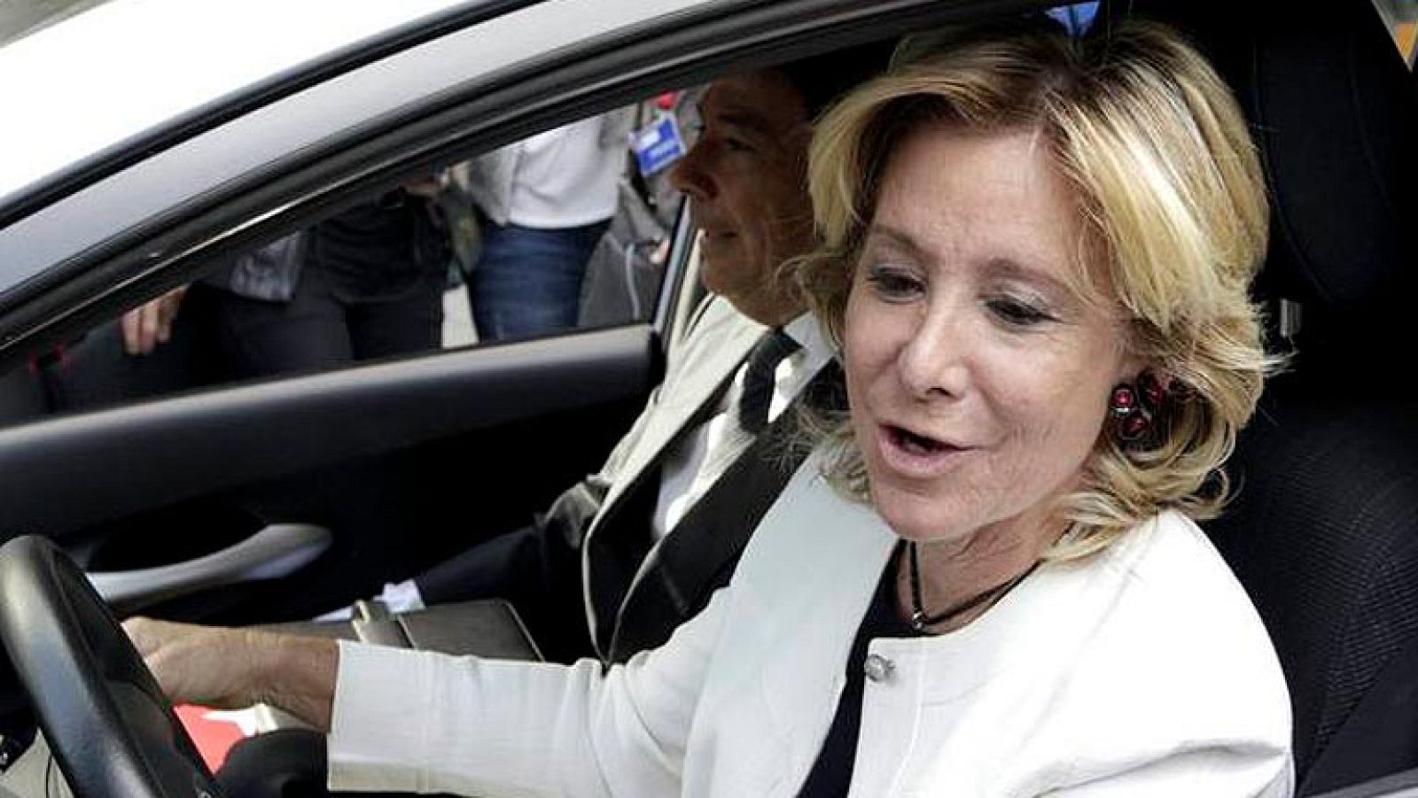 Aguirre se 'da a la fuga' tras ser multada por aparcar en el carril bus de Gran Vía | Ver