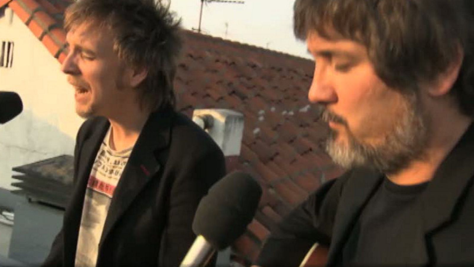 Elefantes interpretan "Escuchar al viento" en acústico - Ver ahora