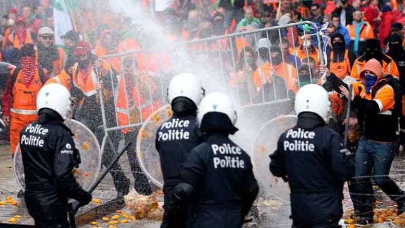 Enfrentamientos entre policía y manifestantes tras la marcha contra la austeridad en Bruselas