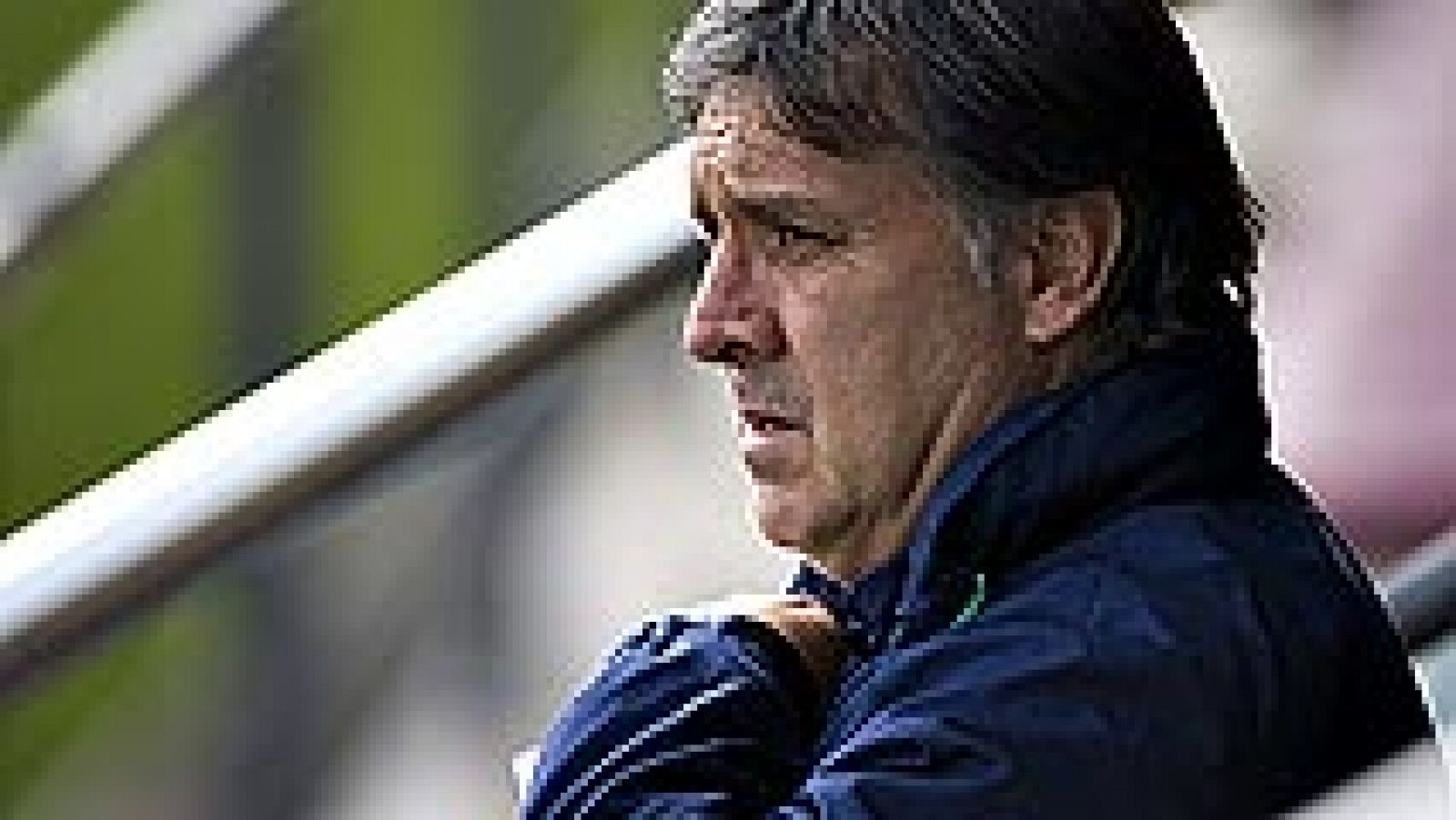 El entrenador del Barcelona, Gerardo Martino, ha evitado usar como "excusas" los temas extradeportivos que acosan al club azulgrana y las lesiones de Piqué y Valdés, y ha indicado que siguen "adelante" con opciones en todas las competiciones.