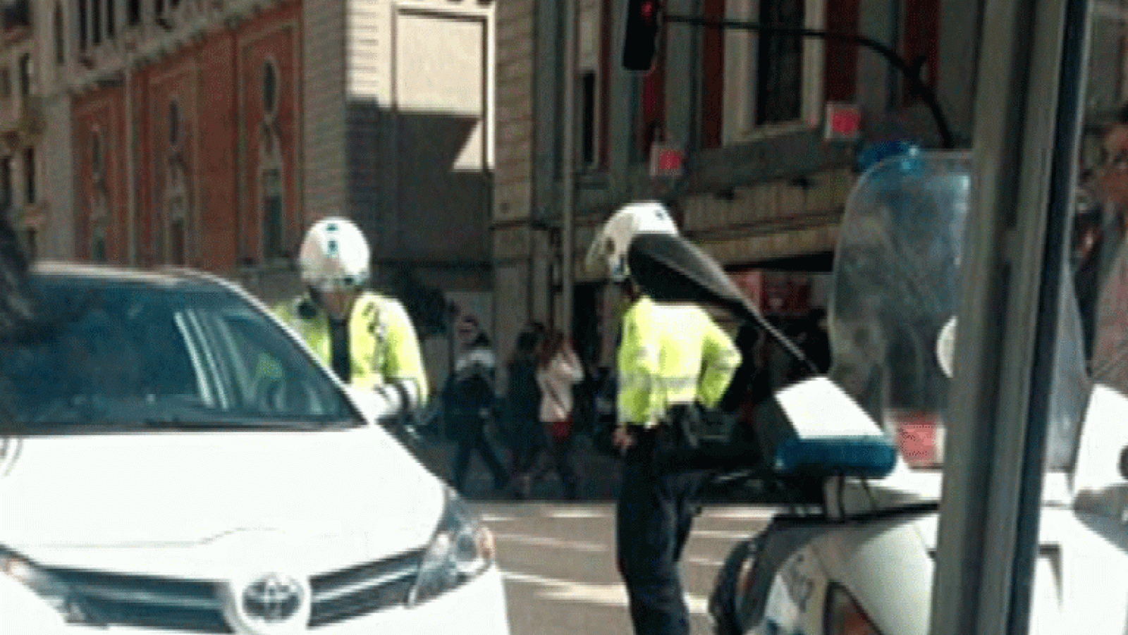 España Directo- Aguirre se 'da a la fuga' tras ser multada por aparcar en el carril bus